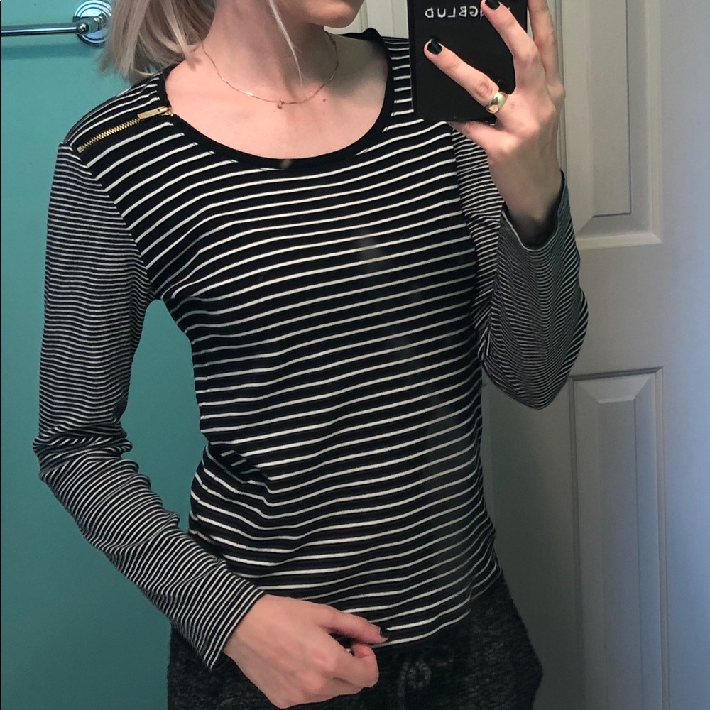 Long sleeve top with zipper